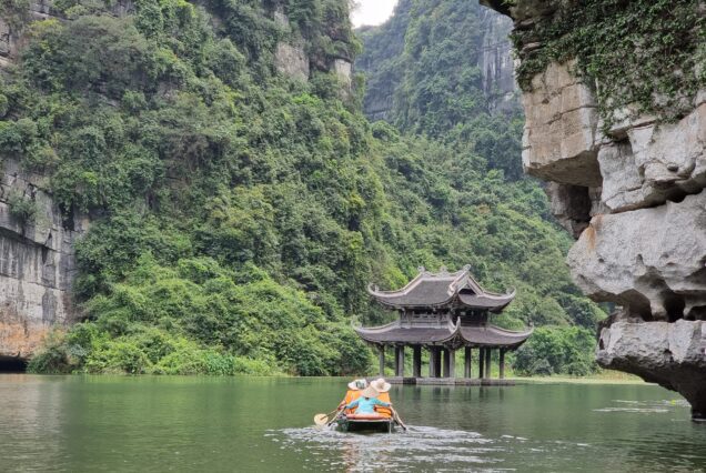Tour Hoa Lư Tràng An